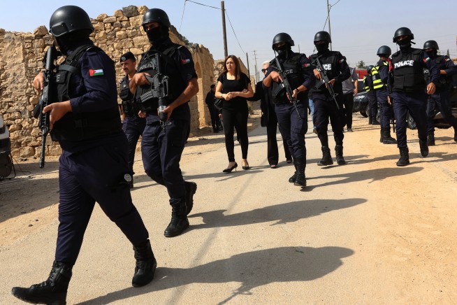 سلاح الجو الأردني يستهدف مواقع مسلحة في سوريا عقب هجوم الكرك