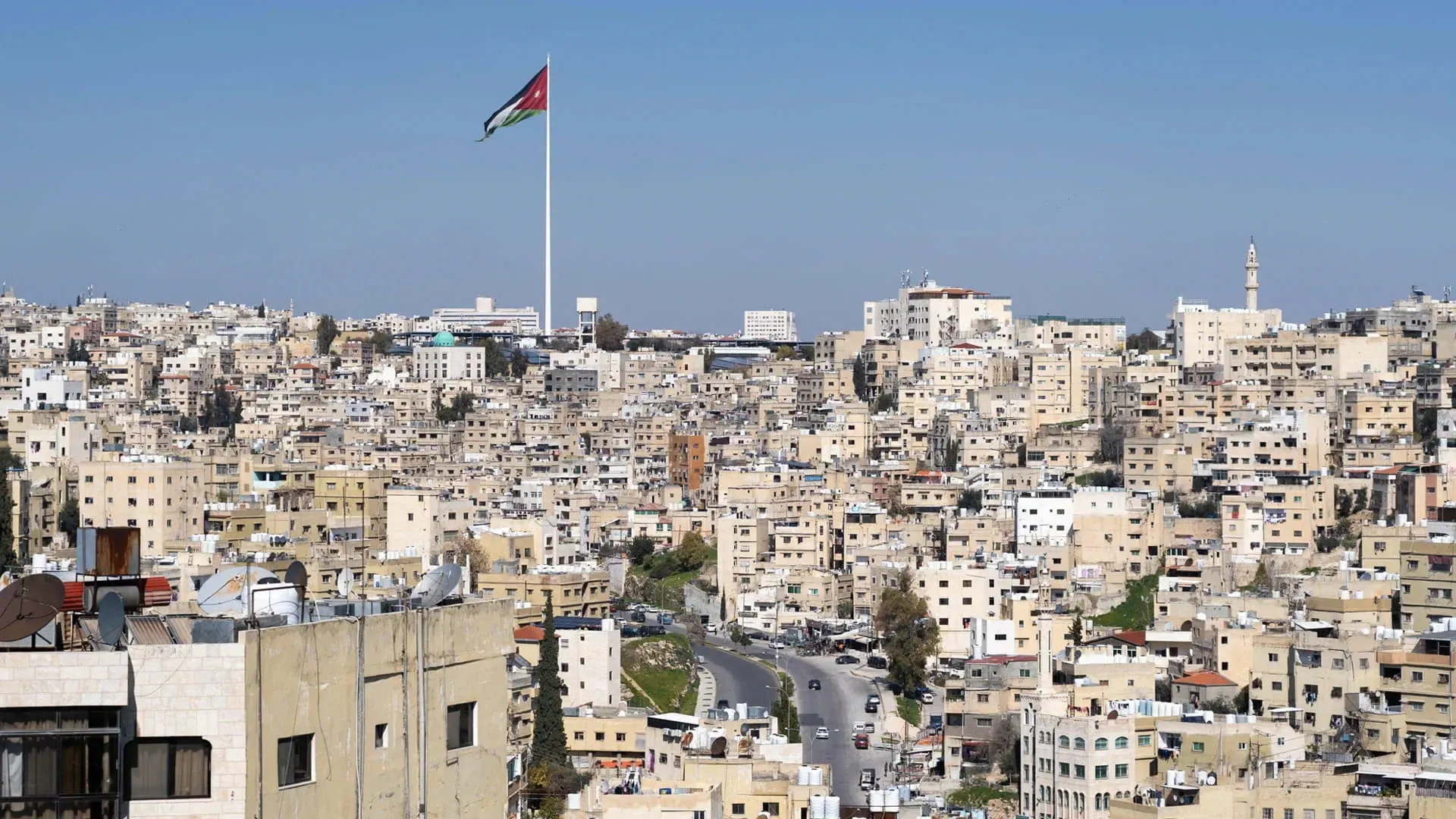 الأردن يفعل صفارات الإنذار بعد اختراق مجاله الجوي بصواريخ
