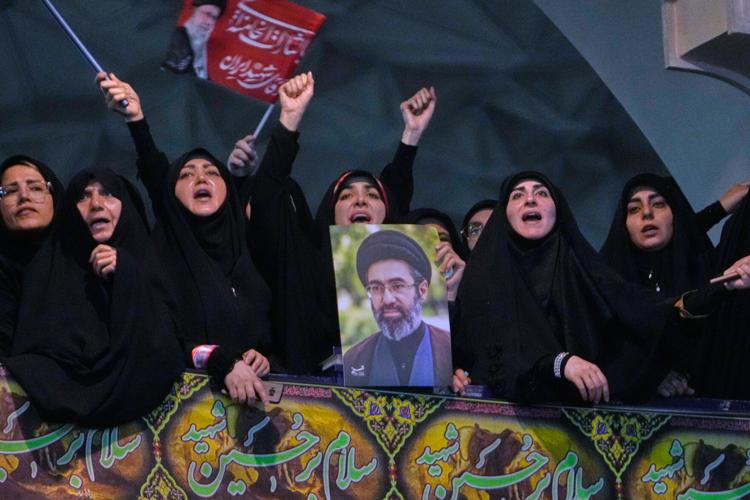 تصعيد أمريكي إيراني: واشنطن تعيد فرض الحصار على موانئ طهران وسط تبادل الضربات